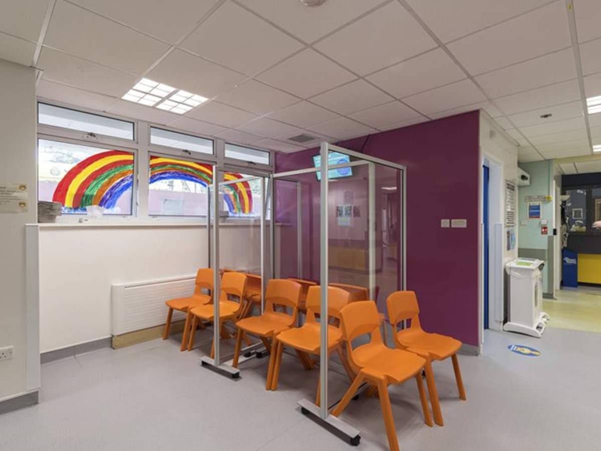 Altro-Whiterock-Chameleon-duvar-pvc-vinil-kaplama-Sheffield_Childrens_Hospital_Altro_Cantata_Altro_Whiterock_Satins_Altro_Whiterock_Chameleon_01